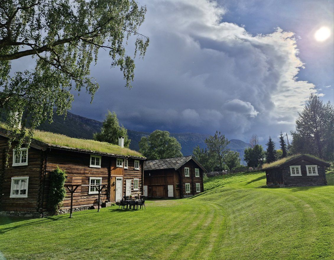 Andvord Gard under dramatisk sommerhimmel